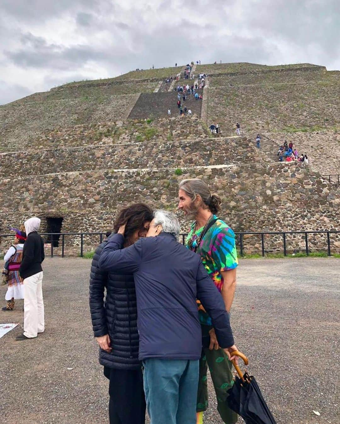 カエターノ・ヴェローゾさんのインスタグラム写真 - (カエターノ・ヴェローゾInstagram)「Las Piramides de Teotihuacán, en #México 🇲🇽 | Mañana 27/07 show #OFERTÓRIO @gfestivalescdmx, en la Ciudad Universitaria (UNAM), a las 11 am. Show a las 4pm. Ingreso libre! - Agenda completa: 🗓27/07 - Festival Cantares/Cidade do México 🗓12/09 - Bogotá (Em breve) 🗓14/09 - Barranquilla 🗓16/09 - Medellín 🗓20/09 - Buenos Aires 🗓22/09 - Rosário 🗓24/09 - Montevidéu 🗓26/09 - Santiago do Chile 🗓04/10 - Belo Horizonte 🗓25 e 26/10 - Salvador (Em breve) 🗓23/11 - São Paulo 🗓30/11 - Rio de Janeiro - #CaetanoVeloso #CaetanoMorenoZecaTomVeloso #UnsProduções」7月27日 3時48分 - caetanoveloso