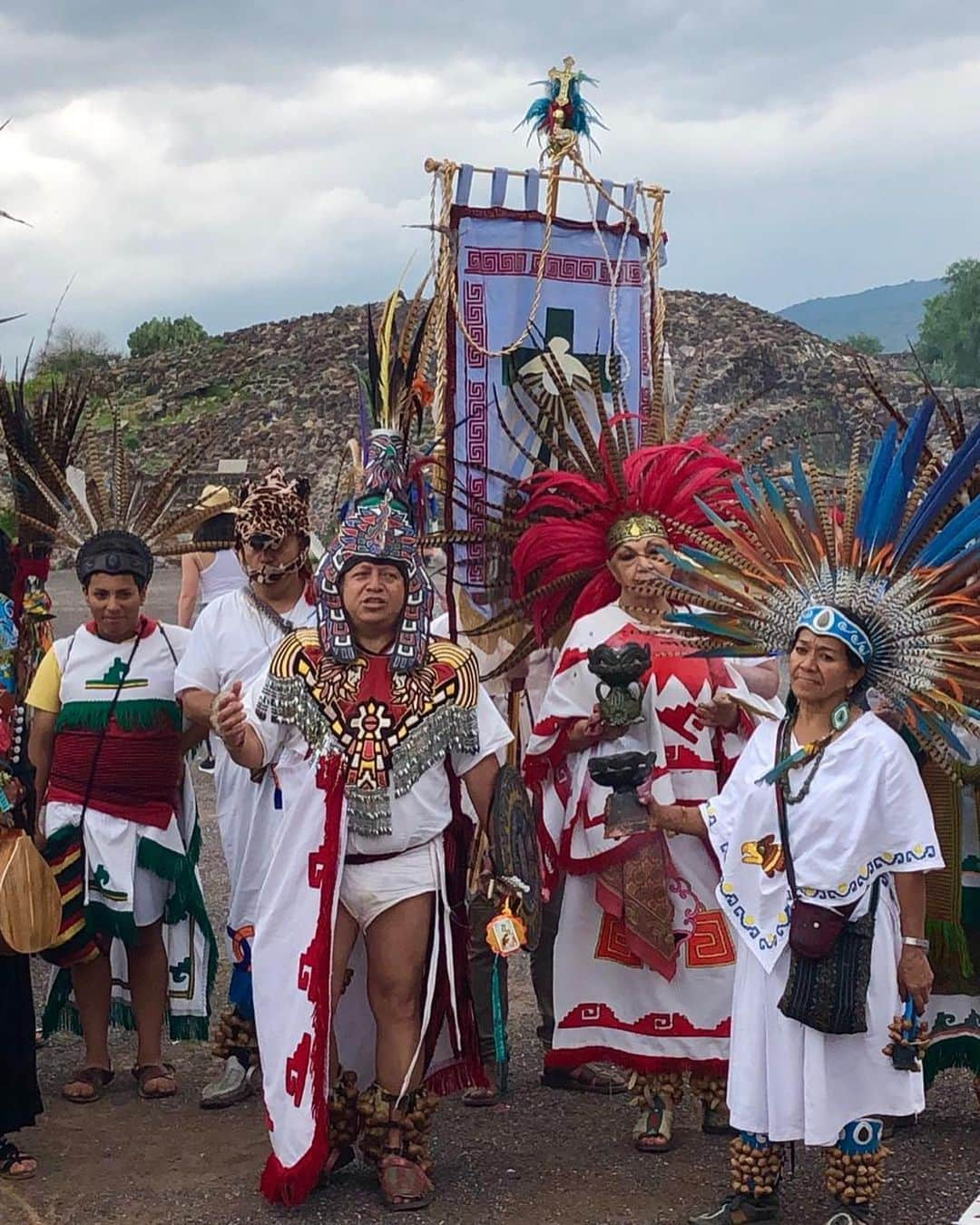 カエターノ・ヴェローゾさんのインスタグラム写真 - (カエターノ・ヴェローゾInstagram)「Las Piramides de Teotihuacán, en #México 🇲🇽 | Mañana 27/07 show #OFERTÓRIO @gfestivalescdmx, en la Ciudad Universitaria (UNAM), a las 11 am. Show a las 4pm. Ingreso libre! - Agenda completa: 🗓27/07 - Festival Cantares/Cidade do México 🗓12/09 - Bogotá (Em breve) 🗓14/09 - Barranquilla 🗓16/09 - Medellín 🗓20/09 - Buenos Aires 🗓22/09 - Rosário 🗓24/09 - Montevidéu 🗓26/09 - Santiago do Chile 🗓04/10 - Belo Horizonte 🗓25 e 26/10 - Salvador (Em breve) 🗓23/11 - São Paulo 🗓30/11 - Rio de Janeiro - #CaetanoVeloso #CaetanoMorenoZecaTomVeloso #UnsProduções」7月27日 3時48分 - caetanoveloso