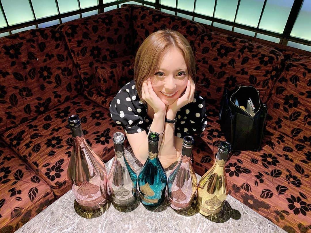 ハピネス笑舞さんのインスタグラム写真 - (ハピネス笑舞Instagram)「先日、大切なお客様からアルマンド祭り🍾️💕やばすぎる！🥺ありがとうございました🥺️💕！応援してくれる人がいるというのは本当に嬉しいことだね😢❤️ アルマンドグリーン始めてのんだけど本当においしかったぁ🍾💚 また頑張ろうと思える瞬間です！！ #smile#love#fashion#girl#六本木#銀座#歌舞伎#北新地#中洲#すすきの#大阪#北海道#キャバ嬢#長谷川笑舞#バルセロナ#桃李#おっぱい#巨乳#キャバ嬢と繋がりたい#カジュアル#ショートヘア#仲良し#ジム#バースデー#札幌#劇団桃李#happiness#hカップ#ダイエット#diet」7月27日 3時43分 - egkn_115