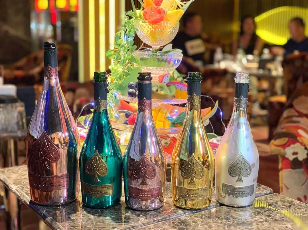 ハピネス笑舞のインスタグラム：「先日、大切なお客様からアルマンド祭り🍾️💕やばすぎる！🥺ありがとうございました🥺️💕！応援してくれる人がいるというのは本当に嬉しいことだね😢❤️ アルマンドグリーン始めてのんだけど本当においしかったぁ🍾💚 また頑張ろうと思える瞬間です！！ #smile#love#fashion#girl#六本木#銀座#歌舞伎#北新地#中洲#すすきの#大阪#北海道#キャバ嬢#長谷川笑舞#バルセロナ#桃李#おっぱい#巨乳#キャバ嬢と繋がりたい#カジュアル#ショートヘア#仲良し#ジム#バースデー#札幌#劇団桃李#happiness#hカップ#ダイエット#diet」