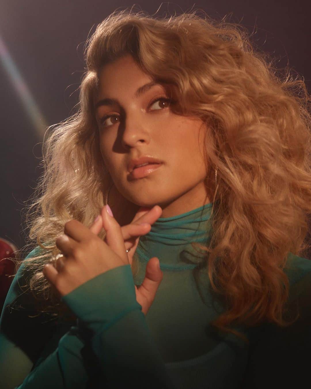 トーライ・ケリーのインスタグラム：「2 Places out next friday 🥀#InspiredByTrueEvents」