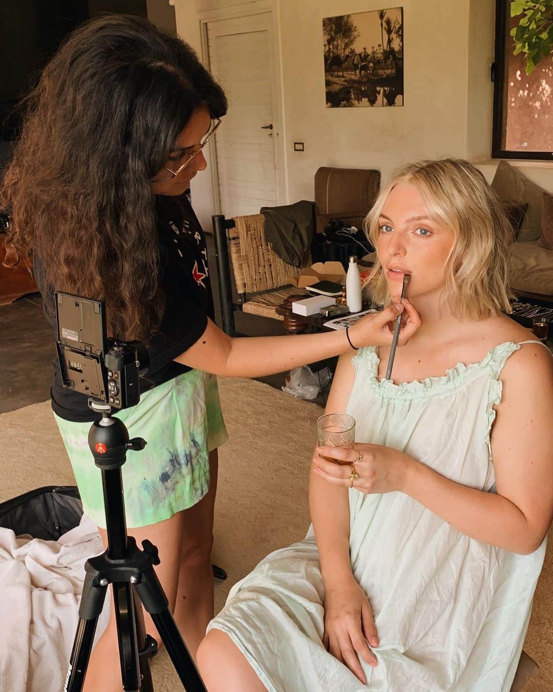 Estée Lalondeのインスタグラム：「Back in the makeup chair with @scarlett_burton to shoot the campaign shots for my second collection with @daisy_jewellery ✨ #esteelalondeXdaisy」