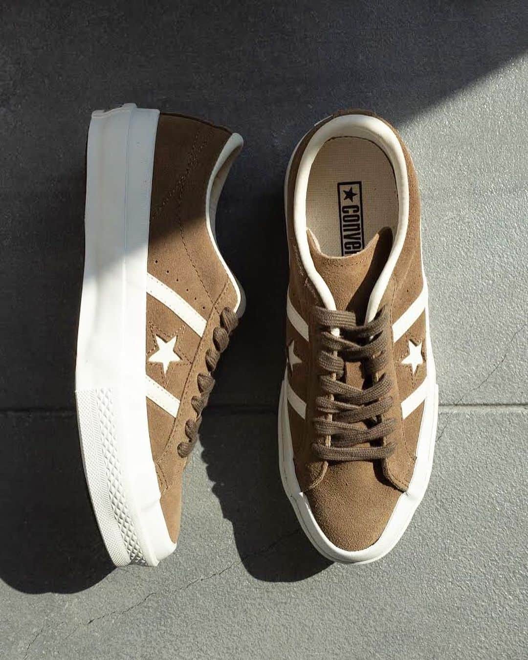 のインスタグラム：「﻿ new arrival!👟﻿ ﻿ まだまだ蒸し暑い夏が続きますが﻿ 店内は少しずつ秋色アイテムが入荷しております。﻿ ﻿ スエード素材のCONVERSE STAR＆BARS“ベージュ”でちょっと夏から気分を変えて、一足早く秋を取り入れてみませんか？🍂﻿ ﻿ CONVERSE STAR＆BARS ￥12,000+tax﻿ size.23 / 24 / 25﻿ no.19093463002630﻿ ﻿ ﻿ ﻿ #コンバース﻿ #スニーカー﻿ #ベージュスニーカー﻿ #converse﻿ #starbars﻿ #shoes﻿ #sneaker﻿ #19fw﻿ #unisex﻿ #ladys﻿ #trend﻿ #baycrews﻿ #relume﻿ #journalstandardrelume﻿ #くずはモール ﻿ ﻿」