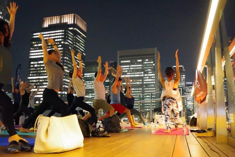 西畑亜美さんのインスタグラム写真 - (西畑亜美Instagram)「@yogatrip_tipness  #yogatrip 昨日ティップネスさん主催の 【YogaTrip Urban session】 丸の内KITTE屋上にてイベントレッスンさせて頂きました🧘‍♀️✨ ・ なんかロマンチストみたいで恥ずかしいけど😂 夜景が大好きです✨ そして空が大好きです✨ 目の前には夜景、空を見上げると星や飛行機✈️が飛んでいて2本目のクラスでは何だか楽しくて仕方なくなりました❤️ 1本目のレッスンはリラックスヨガでしたので、ゆるりと。 空を見上げ、都会のど真ん中で参加して下さった方々がリラックスして頂けてたら嬉しいです☺️ 👉 今回のプログラムレッスンは、日本橋にある @libery_yoga にて受けて頂けます✨ 宜しければcheckしてみてください🙏 ・ そして今回レッスンご参加頂いた方全員にプレゼント🎁して頂きました @aroma.holic さんの虫除けスプレーorファブリックスプレー 私の周りでも大人気です❤️ 化学物質フリー&天然由来成分 消臭＋抗菌・抗カビ・抗ウイルスのファブリックミストは業界初なんですよ！！ #aromaholic さんいつもありがとうございます♡ ・ 【今後の @yogatrip_tipness さんのイベント情報】 ●【8/21(水)Yoga Trip Hilton DAIBA SESSION】 Hilton東京お台場のチャペルLuce Mare(ルーチェ マーレ)にてYogaセッションを開催します💒 一面ガラス張りのチャペルは、レインボーブリッジなどお台場の夜景を一望でき、静寂でロマンティックなロケーションの中でスペシャルなYogaを体感できます✨ ●【8月の毎週土曜日は逗子海岸で朝YOGA】 朝Yogaのモーニングワークアウトが終わったら、そのまま海の家を使って海水浴へ🏖朝Yogaで清々しく、有意義な1日を☀️ TIPNESSのYoga Tripは、スタジオセッションでは味わえない非日常感や特別感、更なる体験価値を提供します🧘‍♀️ 好評受付中❗️ お早めにお申込みください😊 詳細・申込はホームページから http://yogatrip.jp ・ ・ yoga wear @_julier_  #yogatrip_tipness #tipness #仕事帰り #yogatrip #yoga #お台場yoga #逗子海岸 #yogaイベント #ヨガイベント #seazoo #ヨガトリップ #KITTE #外yoga #夜yoga #ヨガ女子 #フィットネス女子 #ヨガインストラクター #アロマホリック #aroma #消臭スプレー #ヨガマット #ナチュラル #カビ対策」7月26日 22時27分 - amii0106