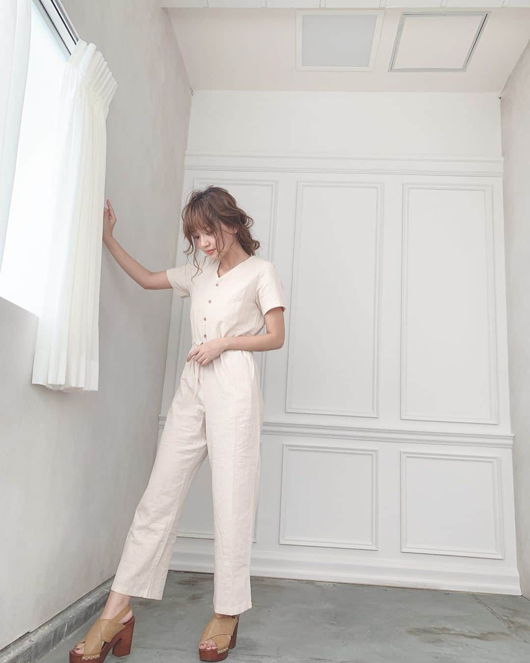いっちゃん/嶋津 いつみのインスタグラム：「. . ベージュの服ばっかり着がち🙆‍♀️💨💨💨 . . . . お仕事で移動が多いから この季節はどーしても楽チンで 涼しい服ばっかりになってまう😀👊🏻💕 . . やからオールインワンとかワンピースって 最高やんな😼✨w . . . . . これは @nn___official  の👗💓 着心地もよくて涼しかった🏖 . . . . . . #関西  #関西サロモ  #サロンモデル #サロモ #いっちゃん  #フリーモデル #関西モデル  #あざといっちゃん #かわいっちゃん #いっちゃんコーデ #ブライダルモデル #アレンジモデル #ヘアカラー  #ヘアアレンジ #ootd #撮影依頼受付中 . . . . . . . .  7月8月のお仕事依頼受付中です🧚🏻‍♀️💜」