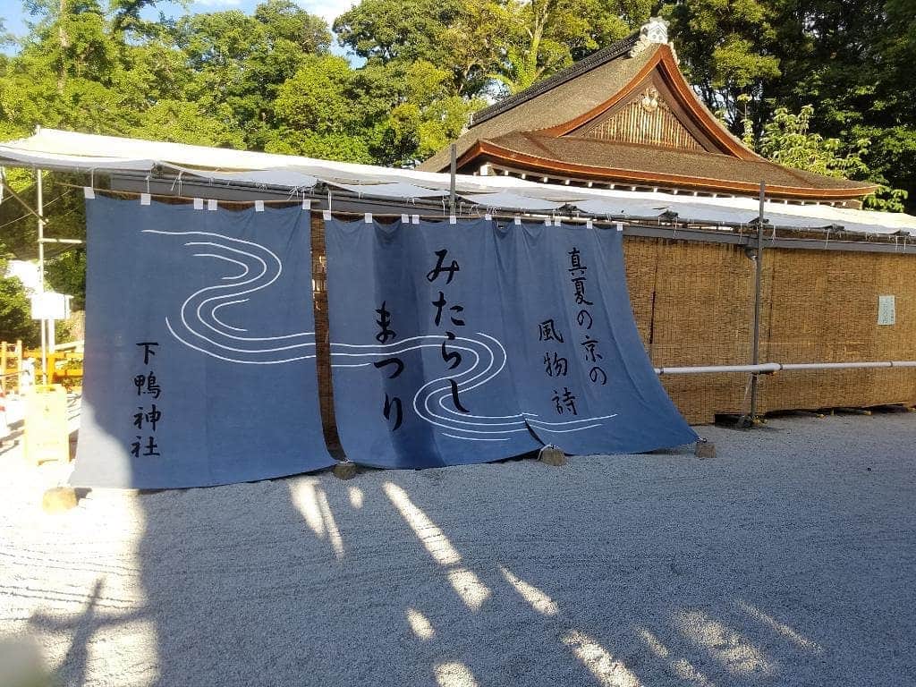 川原ちかよさんのインスタグラム写真 - (川原ちかよInstagram)「真夏の京都の風物詩、 みたらし祭。 足つけ神事。  下鴨神社の境内にある御手洗池に 裸足で入り、 ロウソクに灯をともし、 ご神前にお供えし、 池から上がり、ご神水を頂く。 これで、身も心も清められた！  水みくじも、大吉！  みたらし団子買って。  今年も完璧！  子供の頃からやってることは、 毎年やらねば。  #下鴨神社 #みたらし祭」7月26日 22時32分 - chikayo_baby