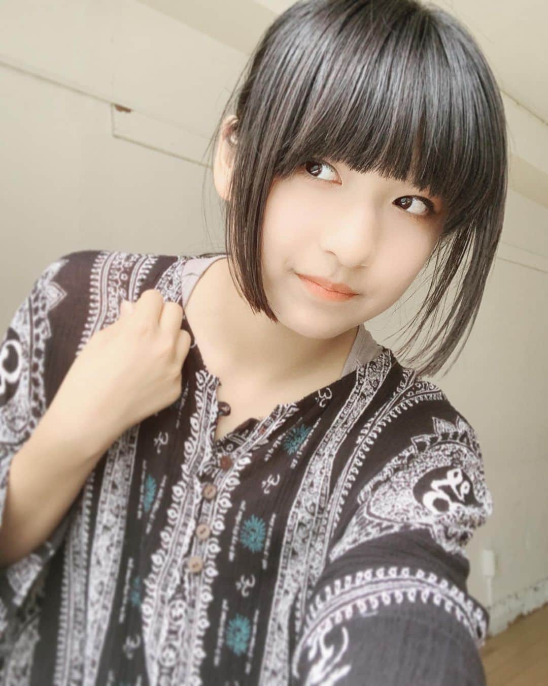 りりりのインスタグラム：「アイメイクいつもと違う👀 ・ ・ #りりり  #夏休み #アイメイク #いつもと違う #どうですか #右手 #どうした #おやすみ」