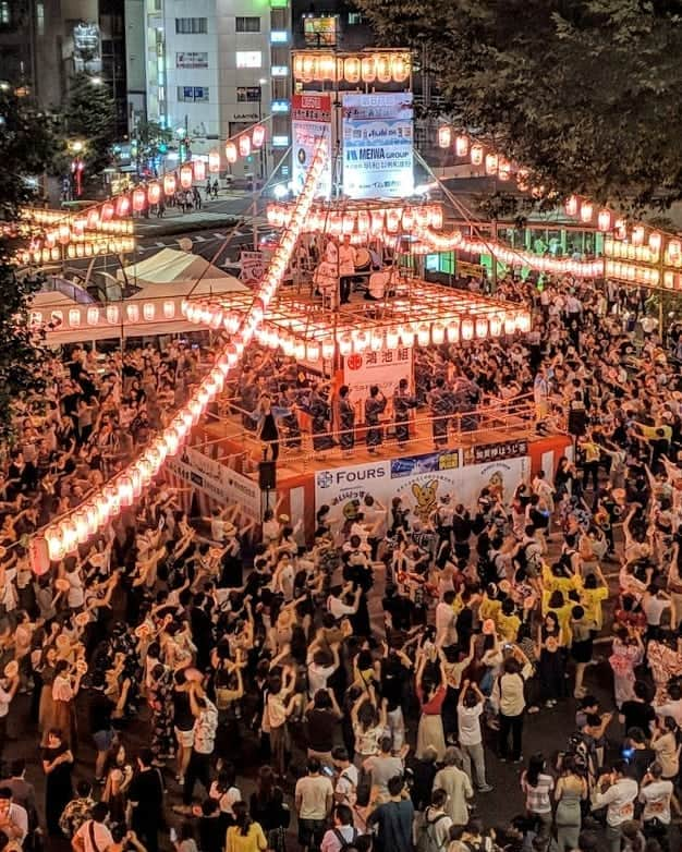 masayaさんのインスタグラム写真 - (masayaInstagram)「Bon Odori Dance (Traditional Japanese Dance) Ebisu  Station Tokyo tonight Many foreign tourists also participate. 全恵比寿納涼盆踊大会 恵比寿駅前 Pixel 夜景モードで撮影 #googlepixel #Pixelで撮影 #teampixel #sponsored #Tokyo #Japan #恵比寿 #恵比寿盆踊り」7月26日 22時51分 - moonlightice