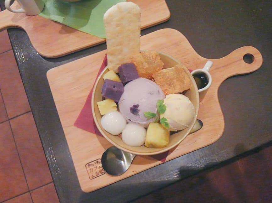 おいもカフェ金糸雀さんのインスタグラム写真 - (おいもカフェ金糸雀Instagram)「. 紫芋アイスの爽やかな甘さが楽しめる｢おいも鎌倉パフェ｣。 濃厚な甘さのさつまいもアイスと味比べも出来る、おいも好きにはたまらない、おいもづくしの和パフェです♪ . #おいもカフェ金糸雀 #おいもカフェ #鎌倉 #小町通り#湘南 #カフェ #和カフェ #鎌倉カフェ #小町通りカフェ #湘南カフェ #神奈川カフェ #鎌倉スイーツ #鎌倉グルメ #鎌倉デート #パフェ #和パフェ #おいもパフェ #スイーツ #和スイーツ #おいもスイーツ #アイス #おいもアイス #おいも #さつまいも #芋 #紫芋 #かわいい #芋好き #kamakura #가마쿠라 . 《おいもカフェ金糸雀》 営業時間：10:00-18:00(L.O.17:30) 定休日：水曜日 248-0006 神奈川県鎌倉市小町2-10-10 小町TIビル1F TEL：0467-22-4908」7月26日 22時44分 - oimocafekanaria