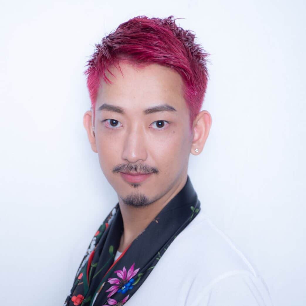 のインスタグラム：「・GenGen(げんげん) 生まれつき感音性難聴で右耳に補聴器を着用し、ビートを感じながら数々の著名アーティストのバックダンサーを務める。 ハンデに負けずたくさんの方々に 支えてもらい、感謝の気持ちを込めて踊り続けている。」