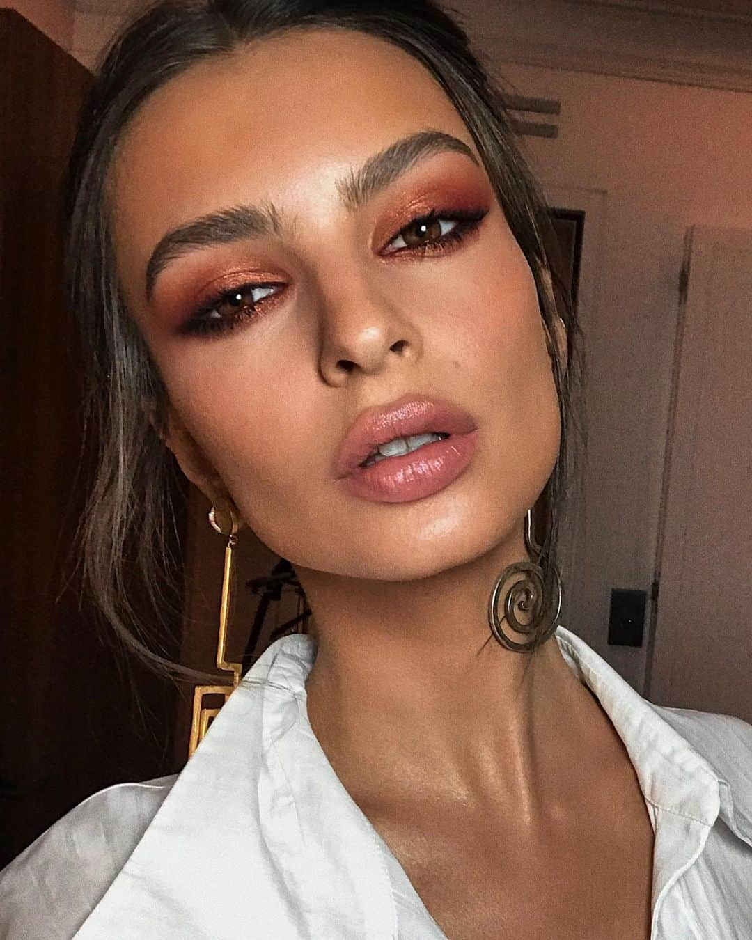 Hung Vanngoさんのインスタグラム写真 - (Hung VanngoInstagram)「@emrata 🧡. One of my fav looks #fbf Key products used was @marcjacobsbeauty Highliner in Brownie, Eyeshadow palette in Scandalust & Velvet Noir Mascara.」7月26日 22時47分 - hungvanngo