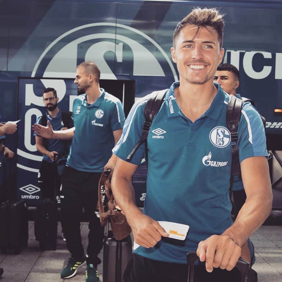 アレッサンドロ・シェプフのインスタグラム：「Wenn du weißt, dass die Bundesliga bald wieder los geht ! 😍😁 @s04」