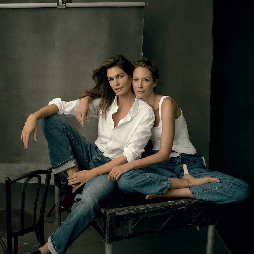 Vogueさんのインスタグラム写真 - (VogueInstagram)「Does your denim drawer need a refresh? Tap the link in our bio for 24 perfect, classic jeans to try on immediately. Photographed by #AnnieLeibovitz, Vogue, September 2017」7月26日 22時47分 - voguemagazine