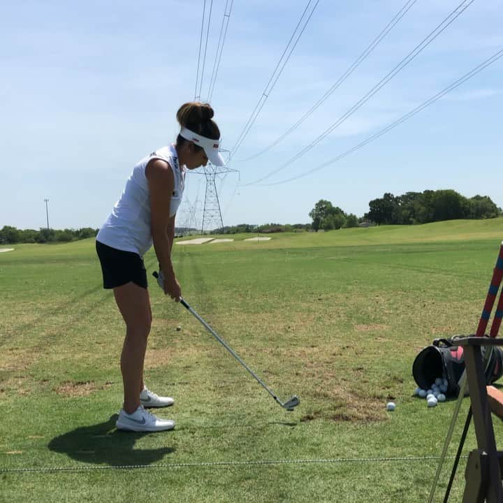 ジェリーナ・ピラーのインスタグラム：「#cheerstotheweekend 🏌🏻‍♀️ ⛳️ 💪🏼」