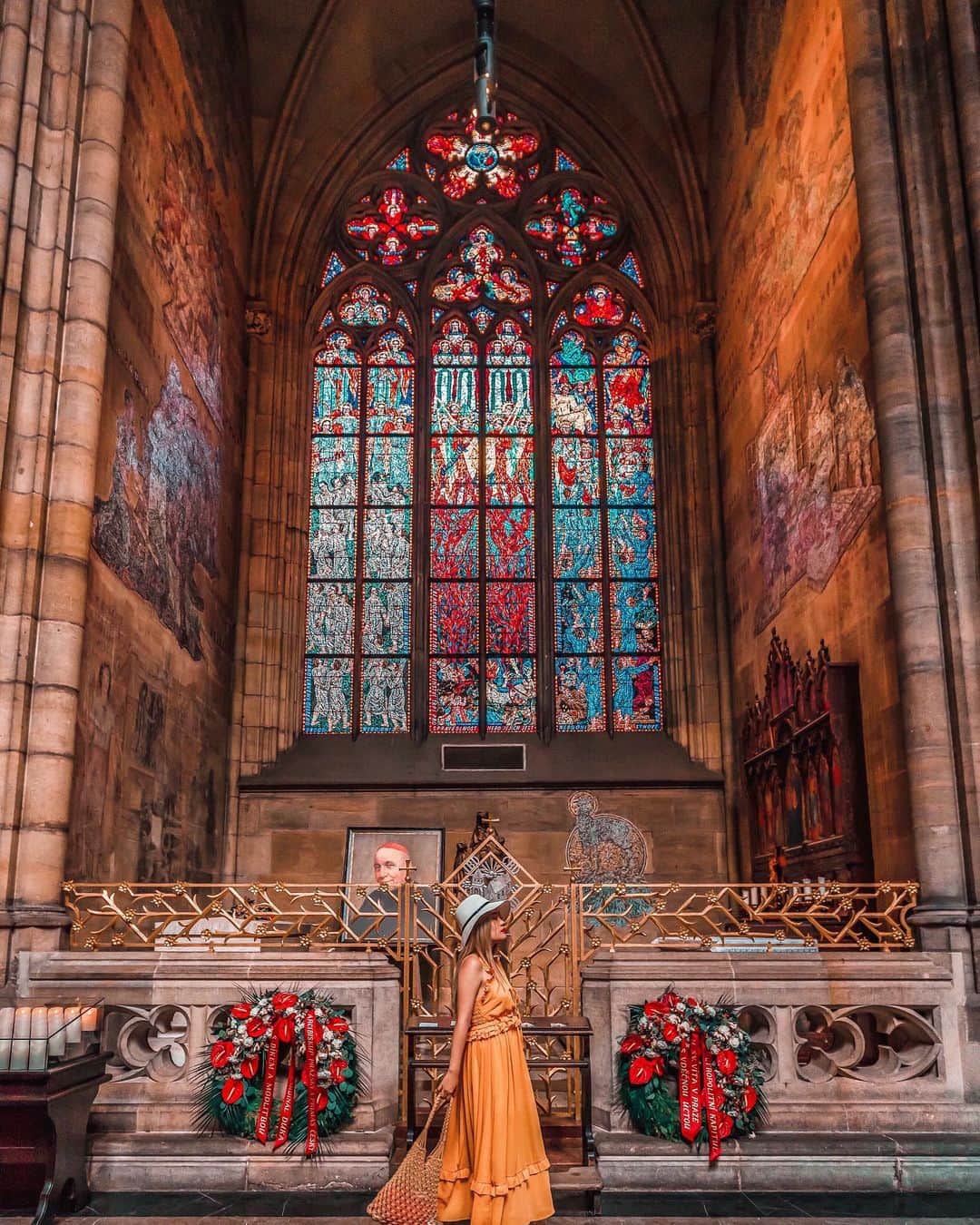 Stella Leeさんのインスタグラム写真 - (Stella LeeInstagram)「Inside Prague Castle Area, there’s St Vitus Cathedral which is the largest church in Prague. It is free to visit but the St. Wenceslas Chapel needs an additional ticket to visit. Unfortunately there was no time to explore to the chapel more, but I will make sure to come back again next time 💖」7月26日 22時49分 - stellalee92