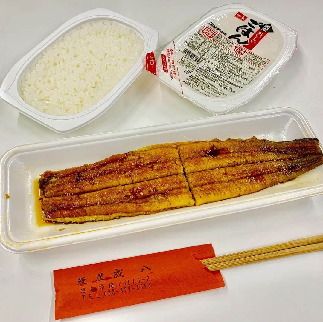京面龍太郎のインスタグラム：「. . 高級ディナーなのか、貧乏メシなのか… （※鰻は3000円） . そんな、土用の丑の日イブ。 . #土用の丑の日 #うなぎ #会社 で1人食らう #26歳 の夏の夜かな…」