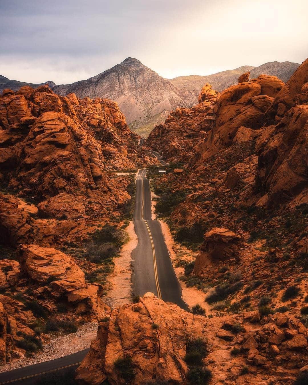 Visit The USAさんのインスタグラム写真 - (Visit The USAInstagram)「The sunlight shining on the Aztec sandstone makes it easy to see why this state park is known as the Valley of Fire 🔥. @jamesliuu shows us what the park looks like in the center! 📷: @jamesliuu」7月26日 23時00分 - visittheusa