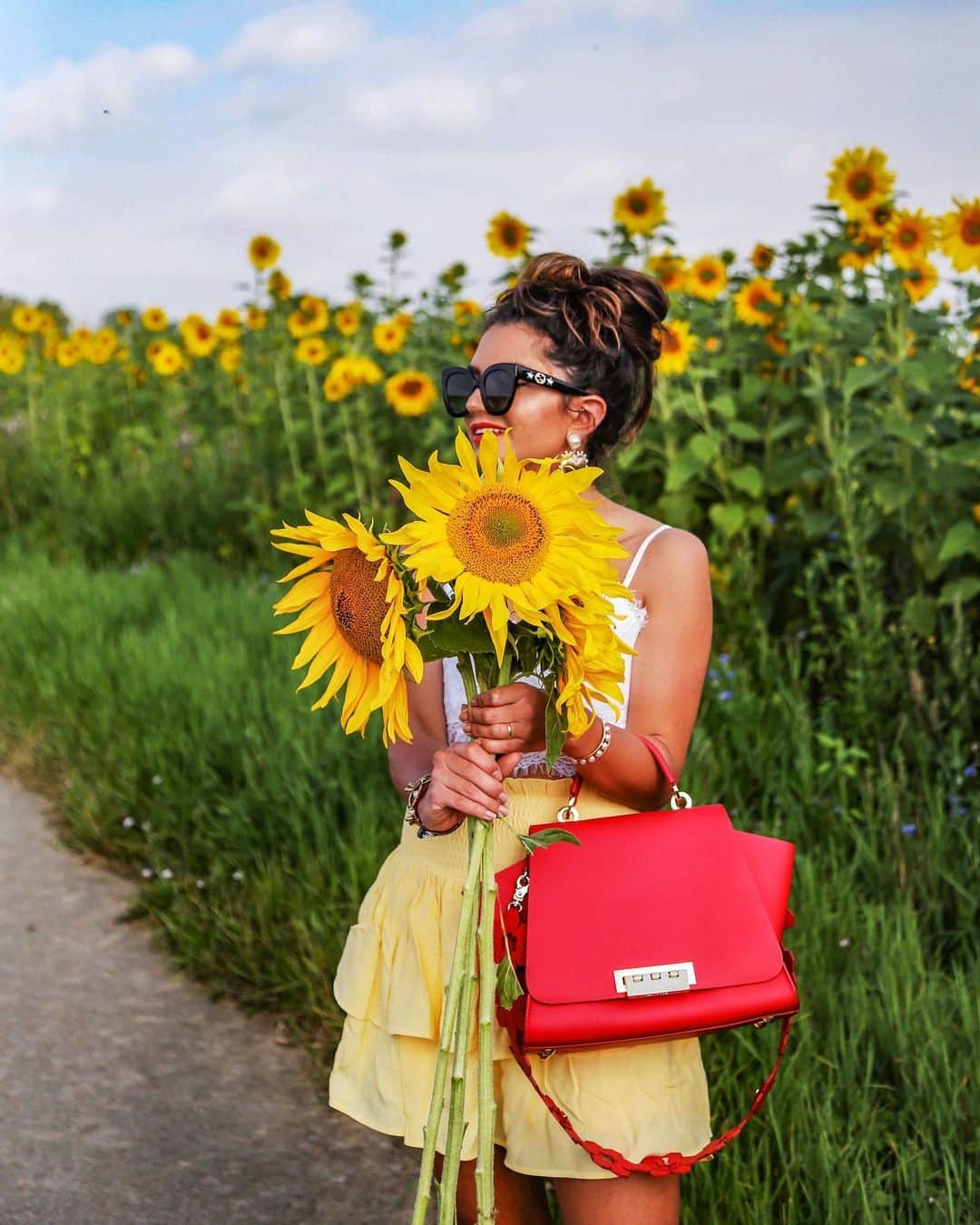 Anniのインスタグラム：「Advice from a sunflower: Be bright, sunny and positive. Spread seeds of happiness. Rise, shine, and hold your head high 🌾🌻☀️✨❤️💋#happyfriday #weekendvibes ——————————————————————————— • • • • •  #outfit #fashion #fashionblogger #ootd  #shopbop #fashionblogger_de #blogger #inspiration #inspo #girl #me #look #ig #kissinfashion #americanstyle #stuttgart #liketkit #love #germany #naturelover」