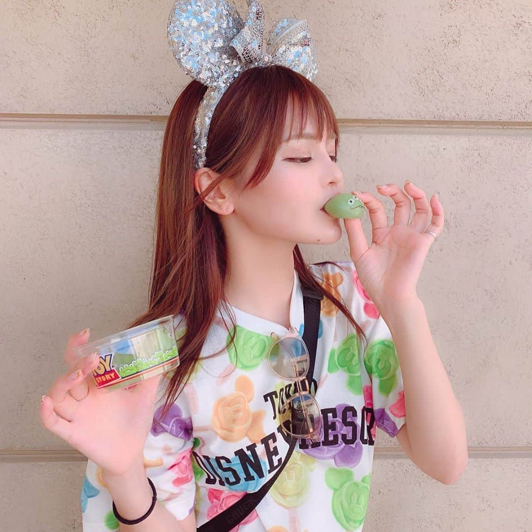 ななぴさんのインスタグラム写真 - (ななぴInstagram)「リトルグリーンまん？﻿ ﻿ 味が3つもあるの知らなくて﻿ 食べてからびっくりした﻿ ﻿ 個人的にいちばんチョコが好きでした🍫﻿ ﻿ ﻿ ﻿ #アイスキャンディーTシャツ #アイスTシャツ #ミッキーアイス #ミニーアイス #東京ディズニーランド #ディズニーランド #TDL #リトルグリーンメン」7月26日 22時52分 - __nanapgram__