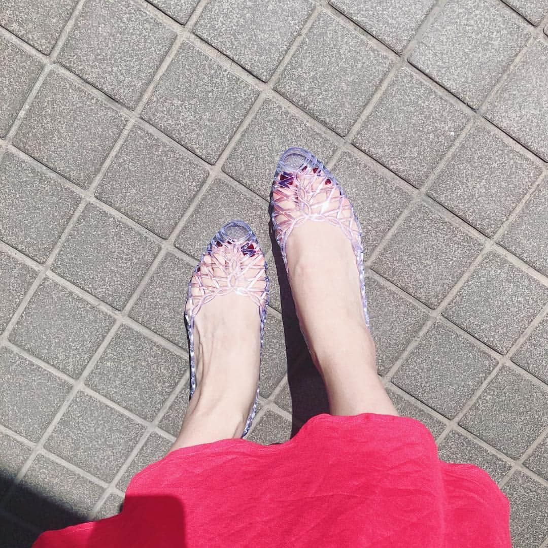 堀田ゆい夏さんのインスタグラム写真 - (堀田ゆい夏Instagram)「. こどもの頃にガラスの靴って呼んで気に入ってた靴にそっくり〜😍 わ〜い！！ . . と思ってポチッと買いました！ セールで安くなってたしね... . . でも... きついー🤣  #これじゃあシンデレラの姉と同じ #でも伸びるからなんとか履けそう #いや、履くんだ！ #指を折り込んで履いてますw #毎日履いて伸ばすんだ #studioclip  #pvcサンダル  #クリアサンダル  #ガラスの靴」7月26日 22時56分 - yuika_a0902