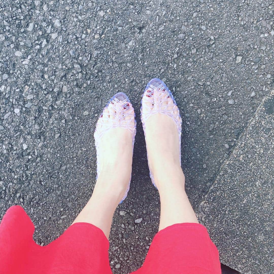 堀田ゆい夏さんのインスタグラム写真 - (堀田ゆい夏Instagram)「. こどもの頃にガラスの靴って呼んで気に入ってた靴にそっくり〜😍 わ〜い！！ . . と思ってポチッと買いました！ セールで安くなってたしね... . . でも... きついー🤣  #これじゃあシンデレラの姉と同じ #でも伸びるからなんとか履けそう #いや、履くんだ！ #指を折り込んで履いてますw #毎日履いて伸ばすんだ #studioclip  #pvcサンダル  #クリアサンダル  #ガラスの靴」7月26日 22時56分 - yuika_a0902