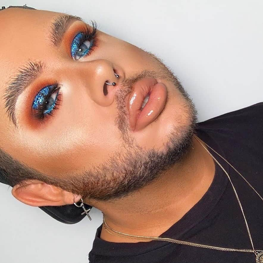 e.l.f.さんのインスタグラム写真 - (e.l.f.Instagram)「Into the deep blue.💙 @allancraig uses #16HRCamo Concealer to complete this glittery eye look! 🦋 #elfingamazing #elfcosmetics #crueltyfree #vegan」7月26日 22時57分 - elfcosmetics