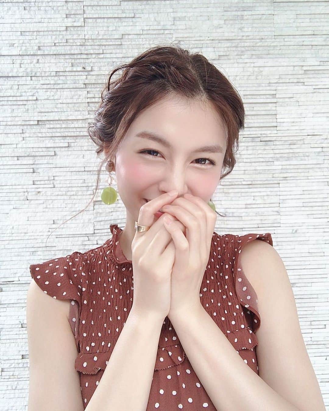 麻衣愛のインスタグラム：「このヘアスタイル後ろから見た時が可愛い、好き💗 #ヘアアレンジ #ヘアスタイル #アップスタイル #hair #hairarrange #hairstyle #style #ワンピース #onepeace #snidel #スナイデル #イヤリング #焼肉のたれに落ちた #笑笑」