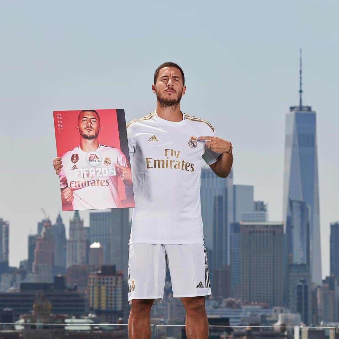エデン・アザールのインスタグラム：「Back on the cover of @EASPORTSFIFA! Not bad for a lad from a small village in Belgium! #FIFA20 #brainelecomte 💪」