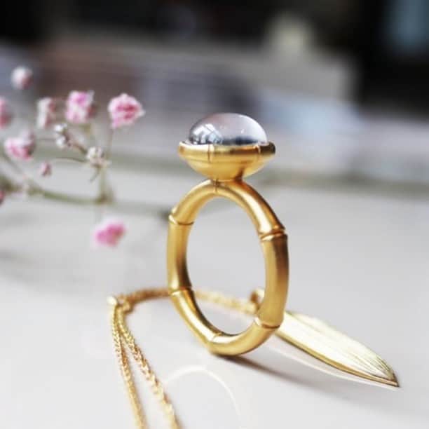 ジュリーサンドラゥさんのインスタグラム写真 - (ジュリーサンドラゥInstagram)「Bamboo Wisdom ring and Bamboo Leaf Pendant. ⠀⠀⠀⠀⠀⠀⠀⠀⠀ A beautiful ring with a bright mother of pearl quartz set in 22 carat gold plated sterling silver. ⠀⠀⠀⠀⠀⠀⠀⠀⠀ And did you know it is on sale right now?⠀⠀⠀⠀⠀⠀⠀⠀⠀ ⠀⠀⠀⠀⠀⠀⠀⠀⠀ ⠀⠀⠀⠀⠀⠀⠀⠀⠀ #juliesandlau #juliesandlaujewelry #jewelry #bamboo #motherofpearl #quartz #ring #rings #necklace #pendant #pendants #gold」7月26日 23時01分 - juliesandlau