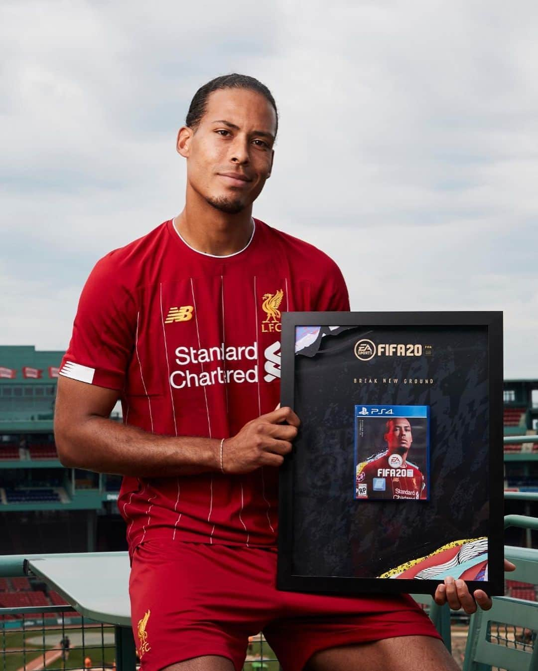 ビルヒル・ファン・ダイクさんのインスタグラム写真 - (ビルヒル・ファン・ダイクInstagram)「Dream come true! It’s an honour to be representing @liverpoolfc on the Champions Edition cover of @EASPORTSFIFA #FIFA20 👌」7月26日 23時03分 - virgilvandijk