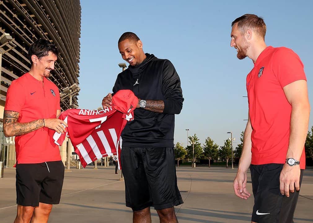 ステファン・サヴィッチのインスタグラム：「It was nice to meet @carmeloanthony 🏀⚽️ #usa #preseason #atleticomadrid #nba」