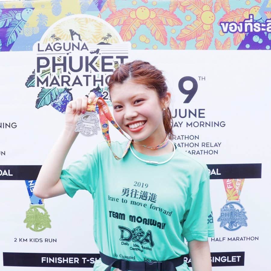 のインスタグラム：「タイで初めてのプーケットマラソン、なんとか完走できました！！ ハーフマラソン(21.1km)に参加させて頂いたんやけど、正直めちゃくちゃしんどかったし、めちゃくちゃ過酷やった！！ けど、めちゃくちゃ楽しかった！！！ ． ． ． 〜長いけど動画には無かった裏話〜 約2ヶ月前にお話を頂いて、そこから練習を始めてんけど、4月は数回練習できて、地域のマラソン大会にも応募して参加した！ 5月はありがたいことに自分にとって今までの中で一番ハードな時期で、夜中帰りの朝寝朝起きの日々が続いて、マラソンの練習は正直全くできんかった。😂 ． ． 気づいたらタイに来てて、漢方飲んでちょっと元気になって、エントリーもしてマラソン当日、朝の5時半スタート！ ． 毎年参加されている森脇健児さんによると、12年間の中で初めての雨の中の当日やったらしい。。。 ． もうとにかくスコールがやばすぎた！！！ ． ． ． 雨が止んだと思ったらスタートして数分後、いきなりスコールが襲ってきて、全身ビショビショやし目を開けるのも大変やし、服も靴も重くて一人で笑いが止まらんかった(笑) ． タイ人の方々もテンションアゲアゲで楽しかった！！ ． お陰で眉毛も無くなって、メイクは流れてほぼすっぴん！笑 ． ． ． そのあとも何回もスコールの中走るねんけど、スコールのおかげかタイの暑さはそこまで感じずに走れたから、これも運やと思って、熱中症で倒れたりすることもなく済んで、今となっては雨が降ってくれてたからこそ助かったと思ってる、、！ ． ． ． コースはタイの街で、道路や住宅地を走ったり、マーケットや海の近くを走ったり、景色がずっと変わるのも面白かった！！ ． ラグーナ・プーケット国際マラソンは、2004年のスマトラ沖地震の復興のために始まって、今ではタイ人だけじゃなくて世界から参加される方もたくさんいたよ！ ． ． ． 昔から走るのは大好きやったから、走ってるときは楽しいし、上半身はめちゃくちゃ元気で早く行きたいのに、何年もの運動不足もあってか途中から足が重すぎて思うように動かんくて、、、あんなに心が折れそうで限界が来そうなのは初めてやったし、ほんまに自分との戦いやった！！！ ． ． ． 10キロ超えたところで、あと半分！ってなったけど、そこからがまためちゃくちゃ長くて。 最後の数キロは、もうほんまにほんまに1キロが遠くて遠くて、、、 ． ． 連絡や撮影用に持ってたWi-Fiと携帯の入ったバッグがなかなか重くて、動くしとにかく走りにくいし、擦れて背中は赤くなってたけど、初めてやったからこそ学べたこともいっぱいやった！！ ． こうやって経験して、初めていろんなことを学んでいくんかな。 ． ． ． 走る前に森脇さんやスタッフさんたちにたくさんのアドバイスを頂いたことを思い出したり、雨の中撮影していただいたり、走ってる間も街のタイ人の方々がずっと応援してくださっていて、多くの人に励まされたり、たくさんの方と一緒に走ることでモチベーションも上がって、なんとかゴールできたときはほんまにほんまに感動して、同時に感謝の気持ちでいっぱいになりました。 ． ． ． 今まで自分の中のマラソンと言えば、タイムを測ったり、常に1位を取るために走ってきたけど、今回のマラソンをきっかけに初めて10キロ以上走ってみて、違ったマラソンの楽しさや走り方を学んだりもできて、そういう部分でもめちゃくちゃ楽しかった！！ . 素敵な機会を頂けて、たくさんの方が支えてくださったおかげで初めてのことを経験出来て、自分自身の挑戦もできて、色んなことを感じられてめちゃくちゃ幸せでした！！ ． 改めて、自分は何かに挑戦することが好きで、そこに向かって頑張る自分も好きやし、たくさんのことを感じたり吸収できるのも楽しくて、自分にとって新しいことが好きなんやなって思った！！ ． ． ． ． ． ． 目標に向かって努力したり、諦めないで進んでいれば、結果がどうであれそれまでに感じたり得られることってほんまにたくさんあると思う。 ． ． 自分が何かに挑戦することで、私もやってみようとか、諦める前に行動してみようとか、誰かの背中を押すきっかけになっればすごく嬉しいし、たくさんのことを学べたり、チャレンジすることで新しい自分にも気づけたり、色んなことを感じられるよっていうのを、自分が先に体験することでまたみんなに伝えられるように、これからも何かに挑戦し続けたいと思った！！ ． ． 次は何に挑戦するかは、まだ決まってないのもあるし、今はまだ言えないこともあるけど、そのときはまたどこかで共有したいと思うし、そうやってみんなで一緒に成長していきたいな！！！ ． ． ． みんなはこれから、どんなことに挑戦したい？ ． #プーケットマラソン #プーケット #タイ #プーケット島 #タイ旅行 #ハーフマラソン #自分との戦い  #感謝 #タイ好き #thailand  #phuket #instagood  #lagunaphuketmarathon2019 #phuketmarathon #phuketthailand #instachallenge #japanesegirl #love #instapic #thailand🇹🇭」