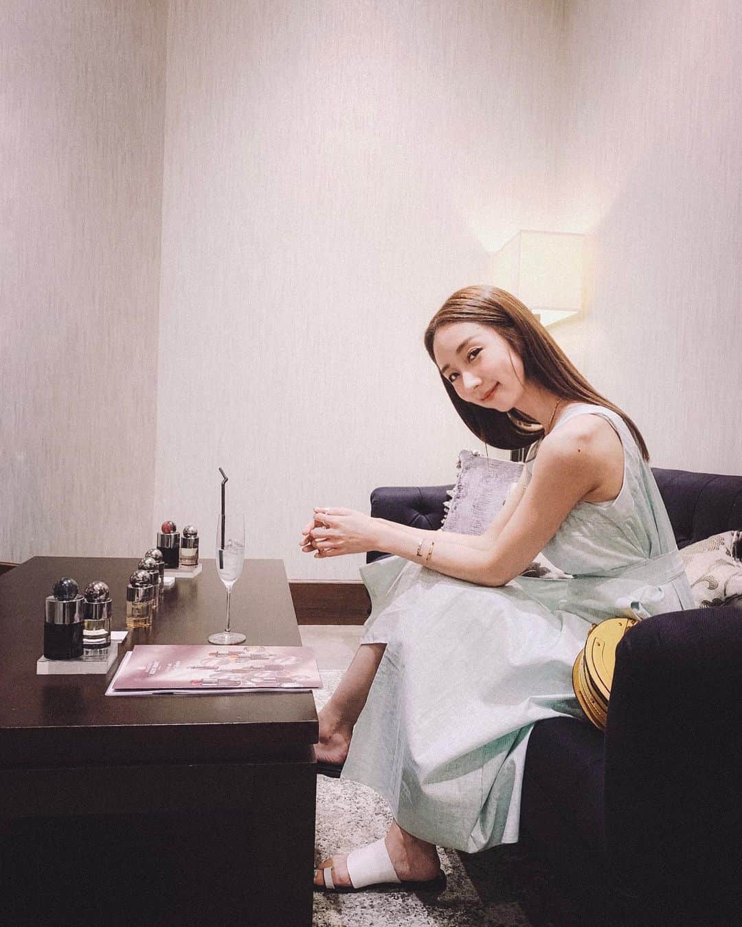 のインスタグラム：「MADE BY INDIVIDUALS,﻿ FOR INDIVIDUALS @moltonbrownjapan 🇬🇧﻿ ﻿ ﻿モルトンブラウンの新しい香りは、パフューマーたちによりそれぞれが個性豊かに自由に表現されているの。﻿ ブランドのアイコンでもあるレンズをモチーフとしたボトルデザインとキャップの球体も最高に素敵！﻿ ヒストリーを聞いてすっかりモルトンブラウンのファンだよ！﻿ ﻿ ﻿わたしもお家のトイレタリー系全部モルトンブラウンにしたい😍 thanks @moltonbrown﻿ ﻿ ﻿ ﻿ ﻿ ﻿ ﻿ ﻿ ﻿ ﻿ ﻿ ﻿ ﻿ #モルトンブラウン #フレグランスファインダー #フレグランス #オードパルファン #オードトワレ #香水 #英国王室御用達 #moltonbrown #fragrance #eaudeperfum #eaudetoilette ﻿#royalwarrant」