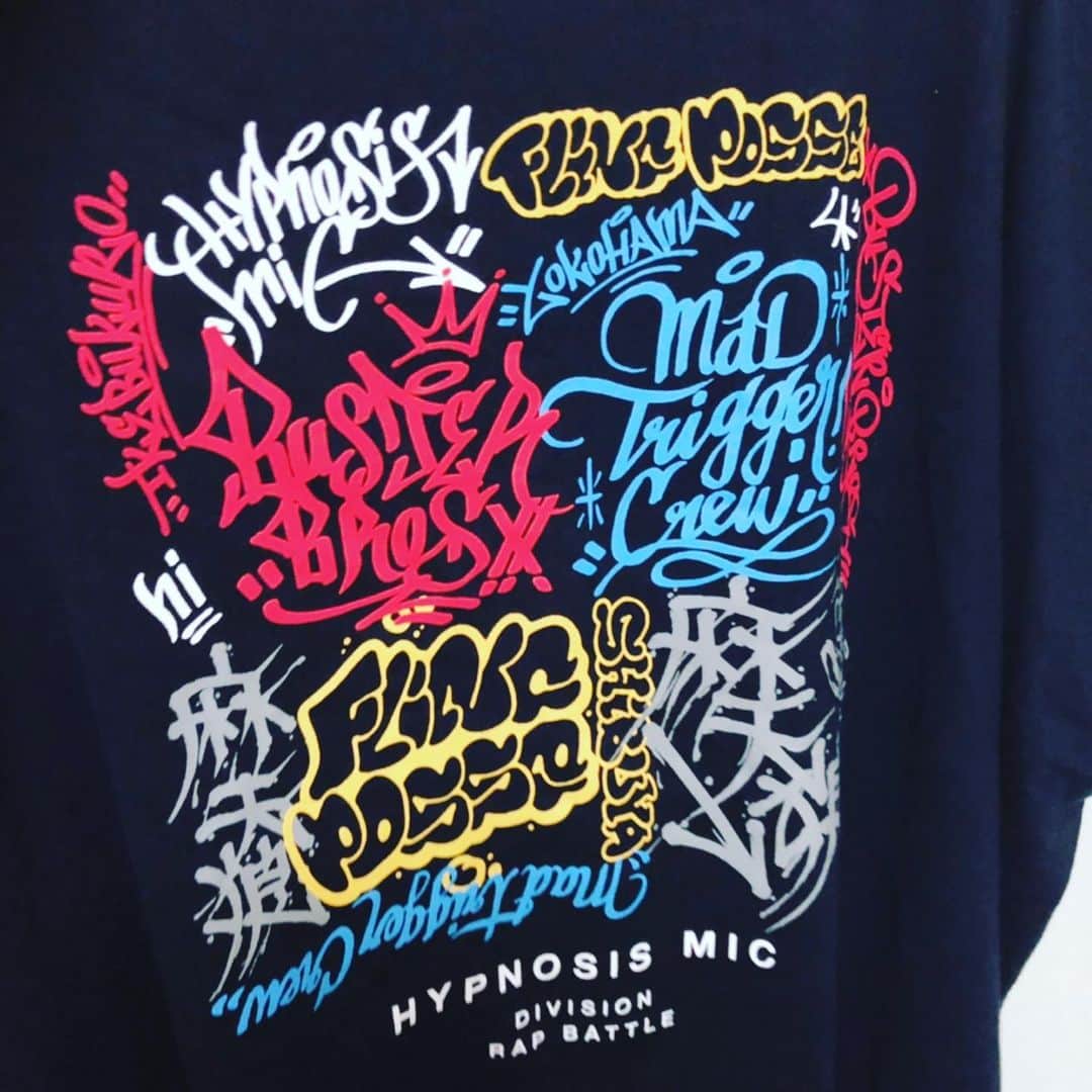 のインスタグラム：「YOYO！！今日は山田一郎くんの誕生日！！白は長袖で暑くて溶けるため黒いTシャツを着てアルバム聴きながらそとにでたよ なんだかこういうオタク活動 たのしくていいなあ〜 わたしもがんばらなきゃ・・・！！ 自分ももっともっとラップ上手になるから、そのときはラップ対決だ！！！！ Big up! 山田一郎！そして彼を、ヒプマイを応援する皆さま！ 残り少ないですが、今日が素敵な1日になりますように〜〜！」