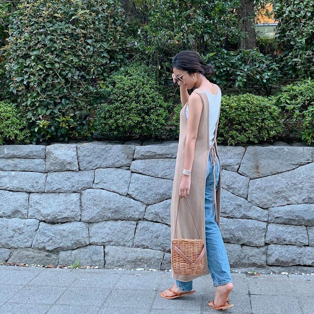 Sayakaのインスタグラム：「* 一気に暑くなったので楽ちんコーデ☺️💓 タンクトップ×デニムのシンプルコーデも オシャレに見せてくれるエプロンドレスは 重ね着しても暑くないので大活躍✨ * * #fashion #outfit #coordinate #ootd #simple #basic #casual #todayful #muji #gu #denim #denimlover #basketbag #seajapan #gap #sayakascoordinate #今日の服 #コーディネート #コーデ #シンプル #シンプルコーデ #トゥデイフル #タンクトップ #デニム #ジーユー  #かごバッグ」