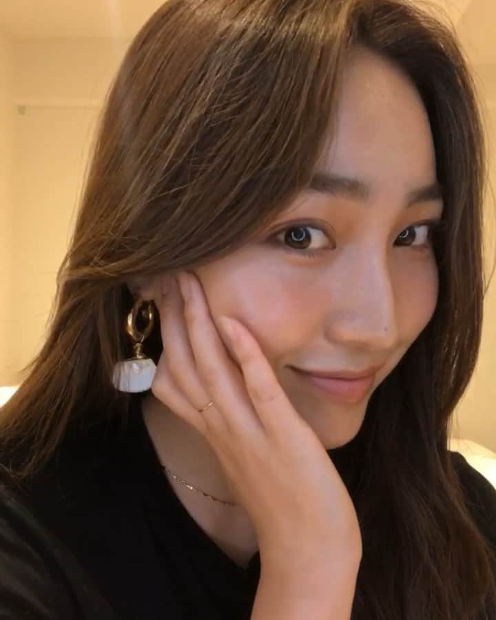 のインスタグラム：「7/15 IG Liveの時の動画&お返事✌🏼 久々に出来て楽しかったなぁ〜みなさんありがとう❤︎ 夜中でごめんね🙇‍♀️ 今週の土日もどちらかLiveしようと思ってる😚  遅くなっちゃったけど、覚えてる限りお返事📝  ピアス⇨ @eliou__  シャンプー⇨ @ethiqueworld @cosmekitchen (詳しくは明日投稿するね！) 眉毛⇨ アイブロウリキッド04 @celvoke.jp ,モイストミネラルアイパウダー @tvandmovie_cosme  リップ⇨ ベアプロ ロングウェアリップスティック シナモン @bareminerals_jp (この日はこれをチークにも使ってる) ベース⇨ メイクアップクリームN01 @naturaglace_official , BBバーム @mimc_natural (限定品で今ないかも) まつ毛美容液⇨アネリアナチュラル @amara__official @bxe_natural  皮膚科⇨ ”医療法人道心会 恵比寿皮膚科クリニック”  恵比寿駅 西口出てすぐ、綺麗な病院、いつも男性の先生に診てもらってるんだけどとても親身に美容の観点からも診断してくれるよ。 . “美馬皮膚科”(渋谷) ドンキの近くの雑居ビル、ちょっと無愛想なおじいちゃん先生で、パッと肌見て一言くらいで診断終わるw気になることは聞けば教えてくれるよ 美容皮膚科じゃないのでビタミン剤などの処方はないけど、ニキビや湿疹の治療に定評があるよ。 ( ※どちらの病院も芸能人やモデルさんで通ってる人も多いし、かなり混んでる...夕方だと1-2時間は待つかも)  #ナカセコスメ」