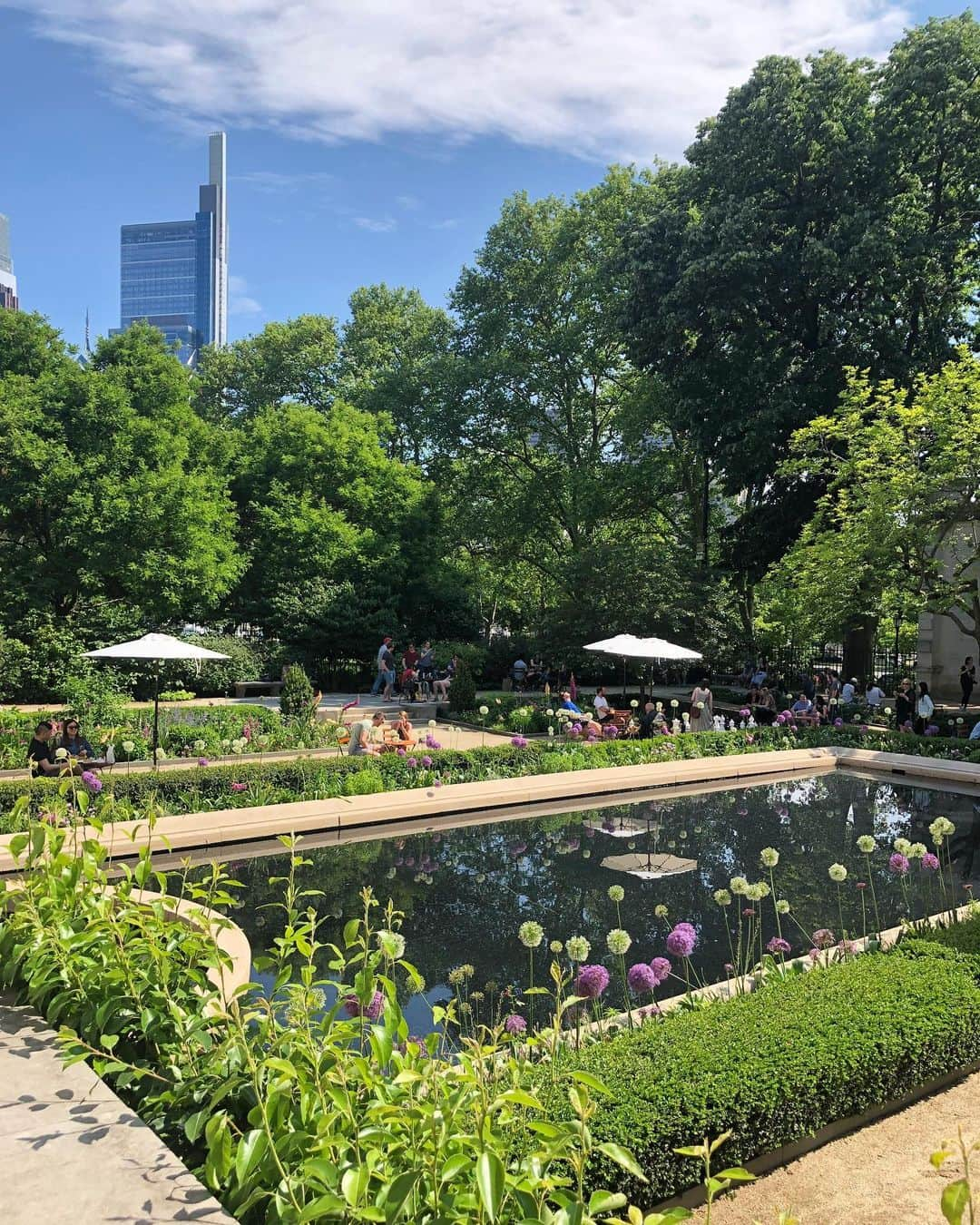 フィラデルフィア美術館さんのインスタグラム写真 - (フィラデルフィア美術館Instagram)「Looking for an outdoor happy hour spot? Stop by the #RodinMuseum Garden Bar, now open Thursday through Sunday. Enjoy a drink in the garden or cool off inside with works by the master sculptor. Members receive free admission to the museum and guests are Pay What You Wish. Visit our Facebook event for more information.」7月26日 23時18分 - philamuseum