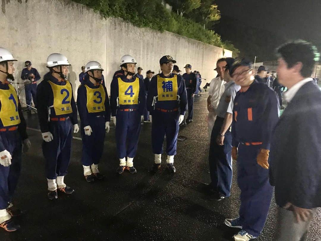 足立康史さんのインスタグラム写真 - (足立康史Instagram)「今夜は、茨木市倫理法人会１周年記念パーティーでお祝いのご挨拶を申し上げ、その足で箕面スカイアリーナへ。箕面市消防団のポンプ車操法訓練に激励にうかがいました！途中、雨が降りましたが、若い団員の皆様の懸命のご努力に心からの敬意と感謝を申し上げます。  明朝は池田市内からスタートします！」7月26日 23時20分 - adachiyasushi