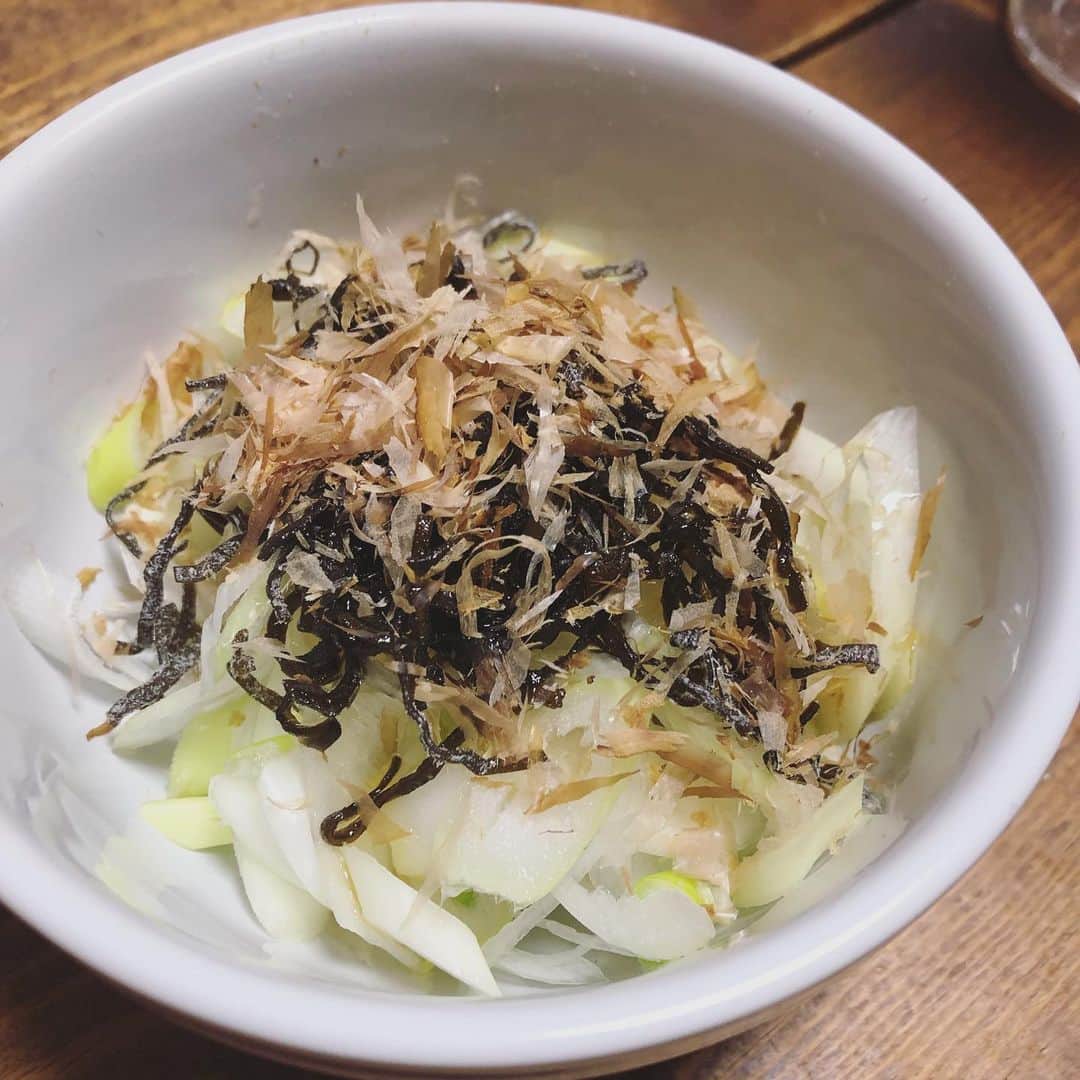のインスタグラム：「. 他人のレシピで 「いいね」をもらっている アカウントは こちらです(*´艸｀*) . 稲葉さんに 教えてもらった 「キャベツと塩昆布のごま油和え」が とってもおいしくて… . これ、 きゅうりでもおいしいんじゃ… . となり、 作ってみたらおいしかった！ . そしたら居酒屋さんで ネギバージョンを発見！ . おうちでも再現してみましたー！ . おいしい！ 塩昆布×ごま油＝最強説！！！ . #簡単レシピ #居酒屋レシピ #ごま油の消費量すごい」