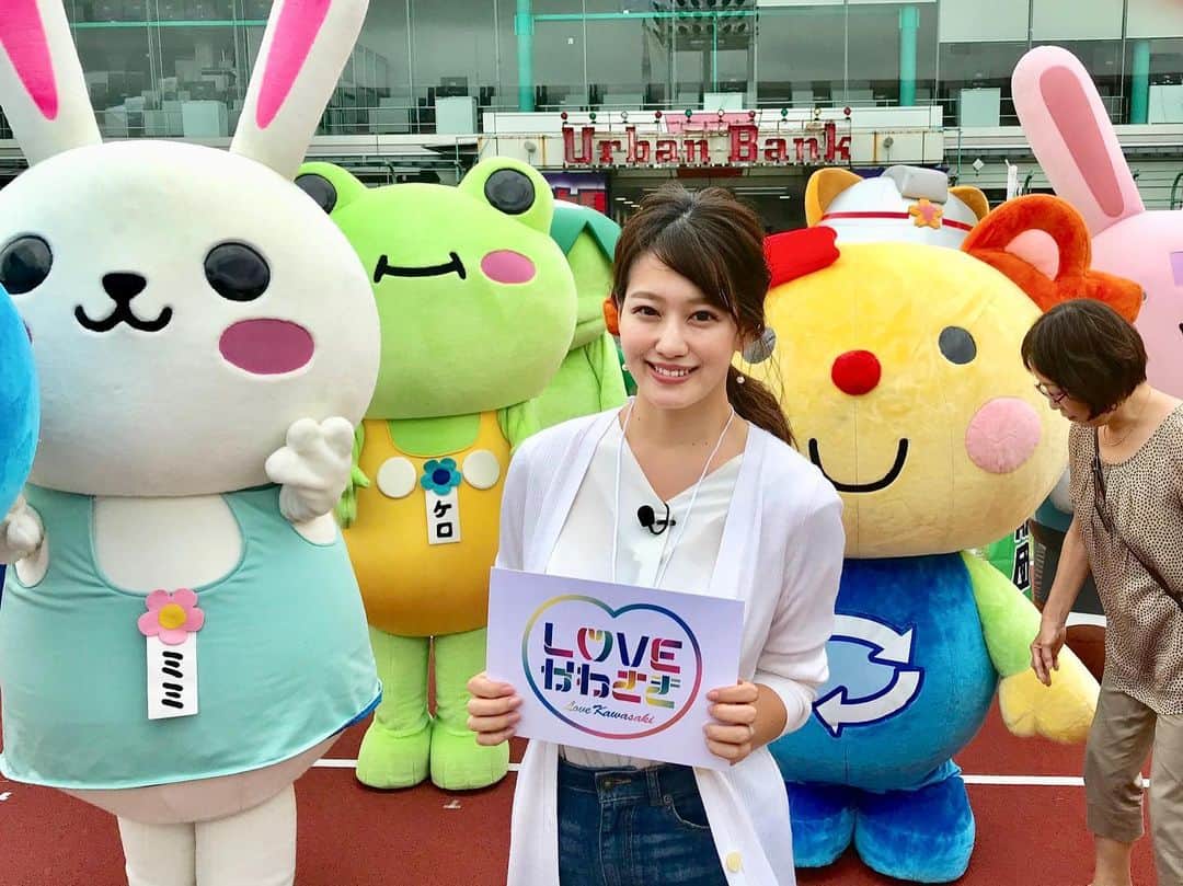 のインスタグラム：「. 数ヶ月ぶりにオンエア前に告知することに成功です💕笑 明日朝9:00からtvk loveかわさき OA🍃 . . 14のキャラクターに集まってもらい ある対決をしてもらいました✨ 誰もお話し出来ないので私は3時間ほど終始ひとり喋り…。 笛とか首にかけちゃってますけど 使ってないんです！ おもしろいです！ ぜったいみてください！笑. . . #テレビ神奈川#loveかわさき #フリーアナウンサー#須貝茉彩 #体育の先生じゃないよ #なんちゃって #川崎競輪場 さん#場所のご提供#ありがとうございました」