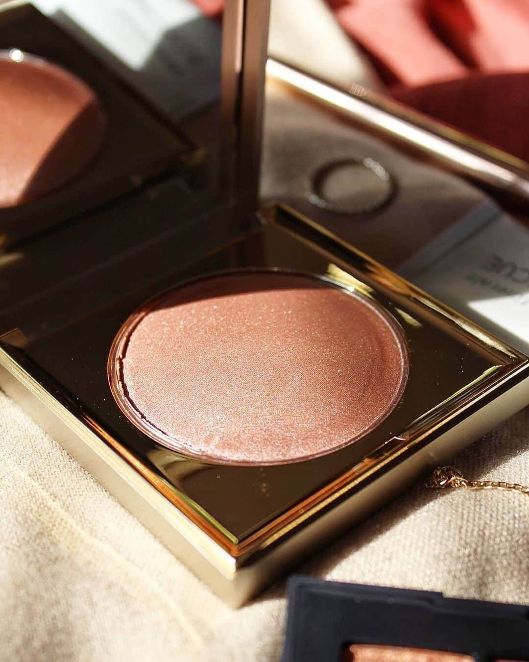 Stila Cosmeticsさんのインスタグラム写真 - (Stila CosmeticsInstagram)「SUMMER ☀️ SUN-KISS💋 The bouncy-to-the-touch texture of our Heaven's Hue Highlighter melts into skin for barely-there feel and natural looking illumination ✨ Shade pictured: #bestselling Kitten 😺 📸: @deefordiane #sunkissed #kitten #stilacosmetics #glowup」7月26日 23時35分 - stilacosmetics