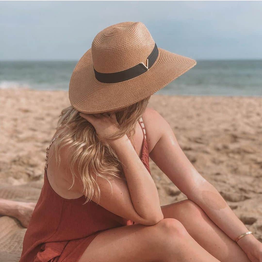 ヴィンスカムートさんのインスタグラム写真 - (ヴィンスカムートInstagram)「Summer Friday vibes in our wide-brim hat! (📸 @cmenthtravel) #beachday #summerstyle」7月26日 23時35分 - vincecamuto