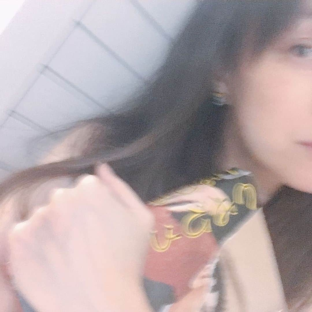 佐伯日菜子さんのインスタグラム写真 - (佐伯日菜子Instagram)「公私の私が大変忙しかったので（公も大変忙しくなりたい！！！！）ちょっとづつ読み進めていたけど本日読了！ 一生懸命読んでしまった。 半身浴のお供にするといつのまにかお風呂がプールになるほど夢中になるイメージ。 実際にあった事件を基にした色んな角度の色んな人のお話。 罪は産まれ、人は希望を夢見る。ああ、苦しい。 #つみびと #山田詠美 さん #読書  #映像化されたら #参加したいシリーズ #佐伯日菜子」7月26日 23時35分 - hinakosaeki