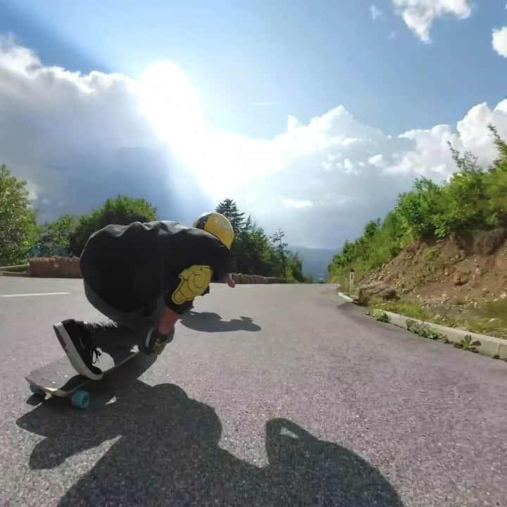 レッドブルのインスタグラム：「🛣 4km ⏎  18 hairpin turns 📐 14% gradient 😳 85km/h This is Red Bull No Paws Down. #givesyouwings #redbull #longboard #speed #slovenia」