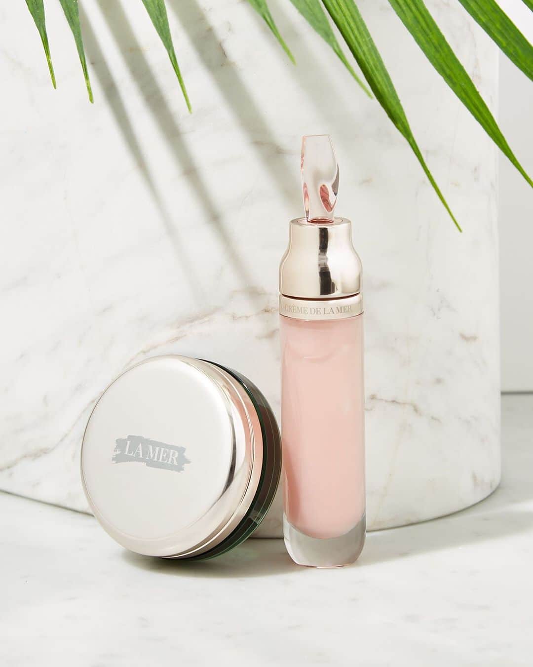 Saks Fifth Avenueのインスタグラム：「Please your pout, volumize your vibrance. @lamer’s new lip volumizer and balm duo treatment is perfect to use alone, or layered together. #SaksBeauty #FridayNightFilter」