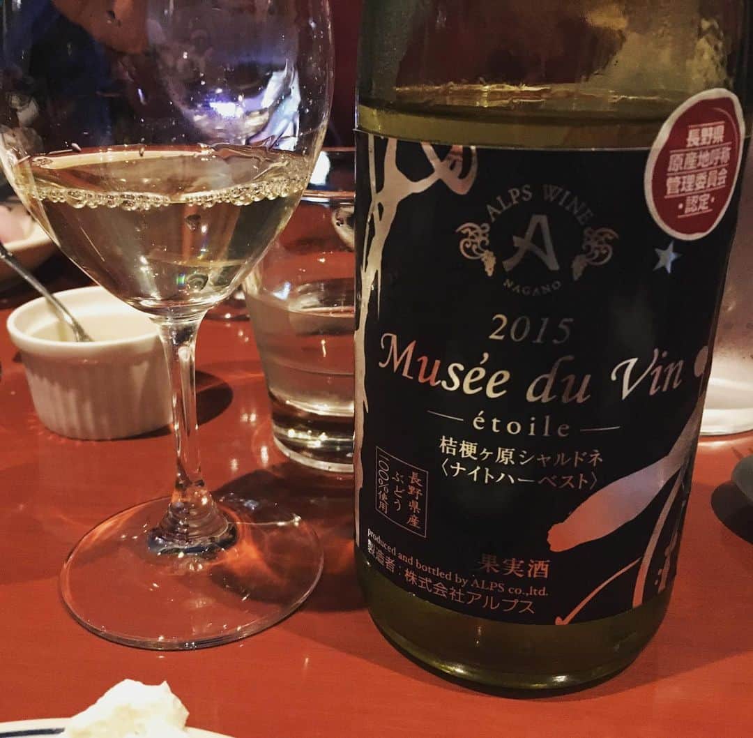 ひぐち君さんのインスタグラム写真 - (ひぐち君Instagram)「日本ワイン「ナイトハーベスト」飲み比べ🍷 果実の凝縮感があり、かなりリッチ。口の中でまとわりつくと錯覚してしまう程濃厚で、蜂蜜のようなとろみ感。 樽の使い方がいやらしくなく、バランスがいい。 まるで泡のないシャンパーニュのような気品あり。 午前3時〜日の出までの時間帯に収穫することで、葡萄の糖度が高く、香り成分も高いワインに🍷 #museeduvin #etoile #桔梗ヶ原シャルドネ 2015 #ナイトハーベスト #chardonnay #株式会社アルプス  #長野県 #塩尻市 #桔梗ヶ原  #長野県原産地呼称管理委員会認定  #日本ワイン 🇯🇵 #日本ワイン会 🍷 #日本ワインを日常に  #japanesewine #vinjaponais  #wine #vin #vino #winetime #winelover #instawine #wineexpert  #tokyo #神楽坂 #飯田橋 #神楽坂ワイン食堂entraide」7月26日 23時38分 - higehiguchi