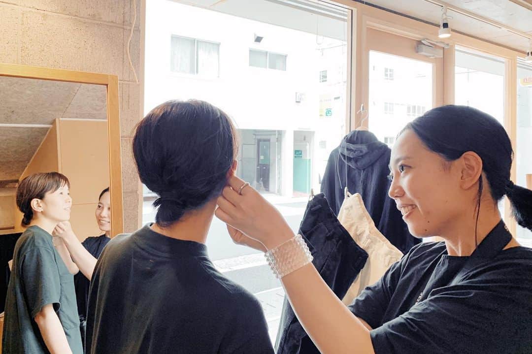 naoko tawaraのインスタグラム：「@so_objects の展示見に神戸の @____bota さんへ。 おさかなさんお帰りなさい！ 留学中に制作した作品も見せてもらいながら、きゃっきゃ試着させていただきました。 わたしはイヤーカフをオーダーさせてもらいました〜完成が楽しみ☺️ ついつい、ボタにいくとたくさん話してしまってあっという間に時間がすぎるな〜 展示は今週末までですよ。 #bota #kobe #sannomiya #神戸 #三宮 #jewelry #so_objects #shop #selectshop」