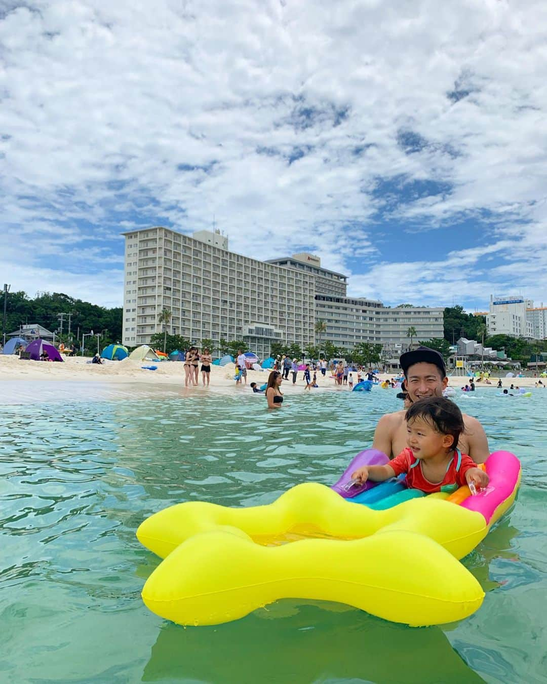 村上萌さんのインスタグラム写真 - (村上萌Instagram)「渋くて古い、昔ながらの大型旅館。﻿ と思って前を通り過ぎていたホテルシーモア(ごめんなさい)が、大規模リニューアルして、HOTEL SEAMOREへと変貌を遂げていた…！﻿ ﻿ どこか別のブランドが買収したのではなく、創業50周年を迎えた節目に、コンセプトを完全に変えてリニューアルというのがすごい。﻿ ﻿ 気になって調べたら、社長曰く、宿泊者だけでなく地元の人も集まれるような場所を目指したいとのことで、これは創業時に掲げていたことで、むしろ「原点回帰」なんだそう。﻿ 昔の成功の形を引きずるのではなく、時代に合わせて新しい正解を作っていくのが素敵。﻿ ﻿ 子供のプレイスペースやプールも充実してるのに、大人のバーやお風呂のクオリティも◎﻿ どちらだけに合わせる訳でもなく、どちらの目線でも楽しめるのが嬉しかった。﻿ ﻿ バブル期に団体旅行のために建てられて、時代錯誤になってしまった多くのホテルに可能性を感じたなぁ。﻿ ﻿ 欲を言うと、夕飯は、いけすを囲んで新鮮な魚介が食べられてすごく楽しかったけど、御膳ではなく従来の旅館のように順番にコースが食べられるプランがあったらもっといいな。﻿ 私は食べるのがめちゃくちゃ速くて、御膳だと一瞬で終わっちゃって悲しいから(´･_･`)﻿ ﻿ 羽田から南紀白浜空港に行く便も出てるし、ここから始まる新しいカルチャーが楽しみだ…🌊﻿ 良い和歌山での二日間でした。 ﻿ ﻿ ﻿  #週末小ネタ帖 #かぞくごと #和歌山 #南紀白浜 #子連れ旅行 #夏休みのワンピース」7月26日 23時46分 - moemurakami_