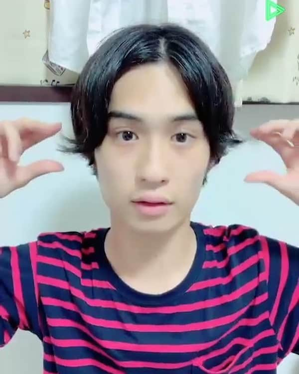 岩義人のインスタグラム：「#これは先日のラインライブ #岩義人  ソラリネ。 蝶 のご予約ありがとう！岩嬉しい！ あのね あのね すごい調子に乗ったこと言いますね。  中毒性があると思うので、 リピートしたくても出来ないから千秋楽じゃなくて今週には来た方が良いと思うんだよね、岩。 特にね日曜の夜とか、おススメだよ！ (予約が少ない日をピンポイントで言う岩)」