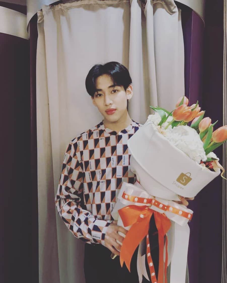 BamBam のインスタグラム：「Shopee! ขอบคุณครับ🧡」